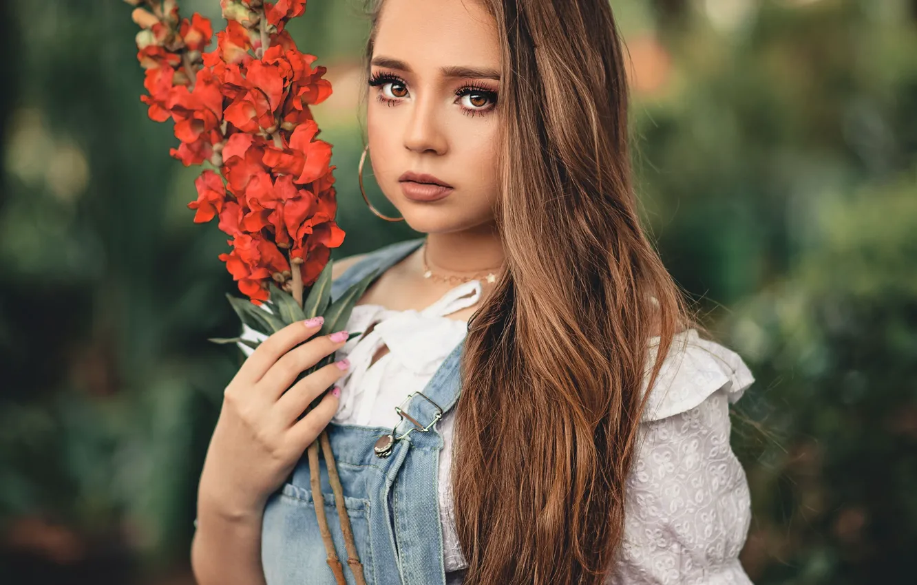 Фото обои взгляд, девушка, цветы, природа, блузка, шатенка, локоны