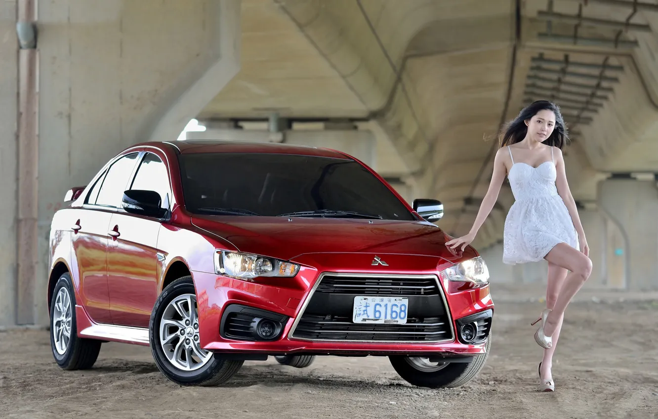 Фото обои взгляд, Девушки, Mitsubishi, азиатка, красивая девушка, красный авто, позирует над машиной