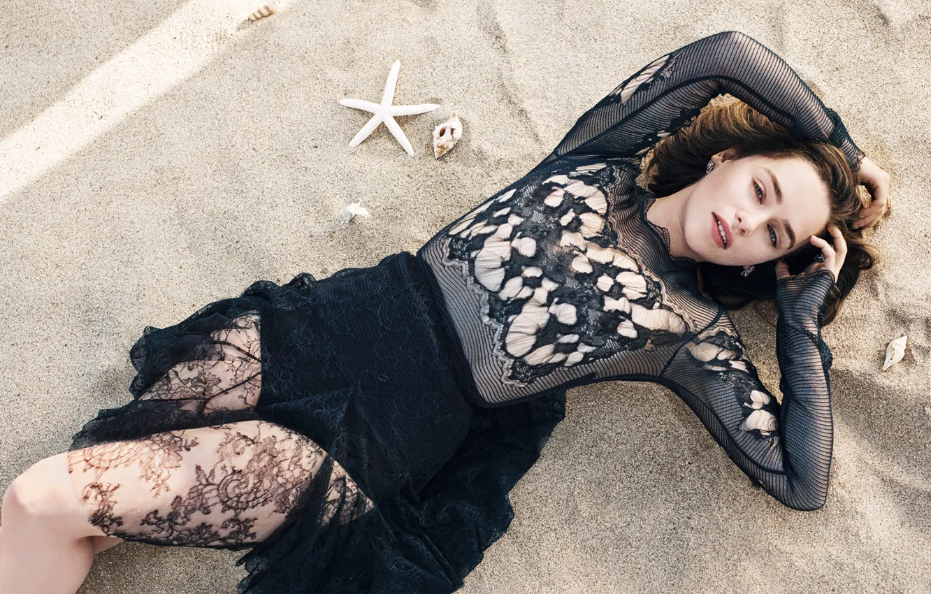Фото обои песок, взгляд, девушка, поза, платье, Emilia Clarke