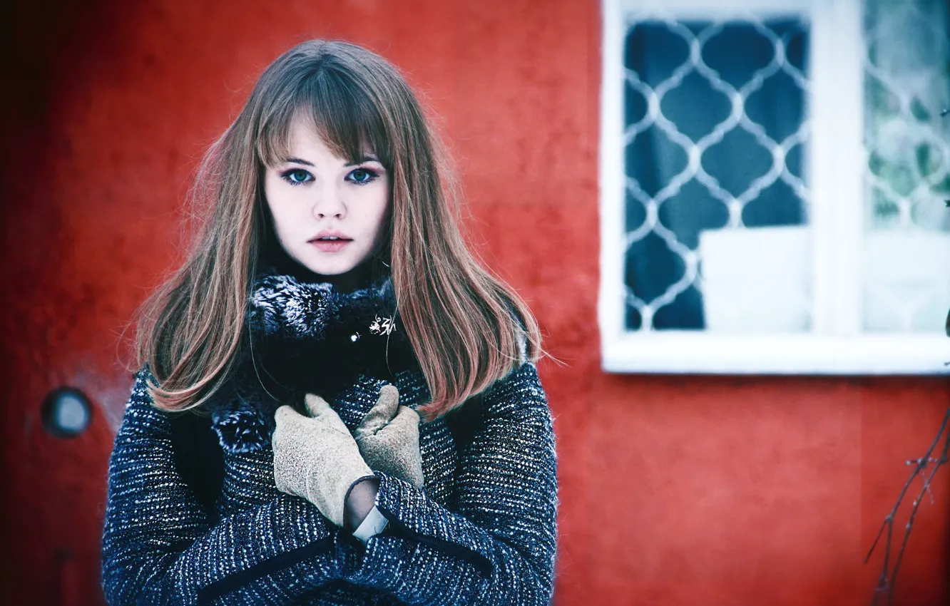 Фото обои холод, зима, взгляд, девушка, лицо, стена, милая, модель