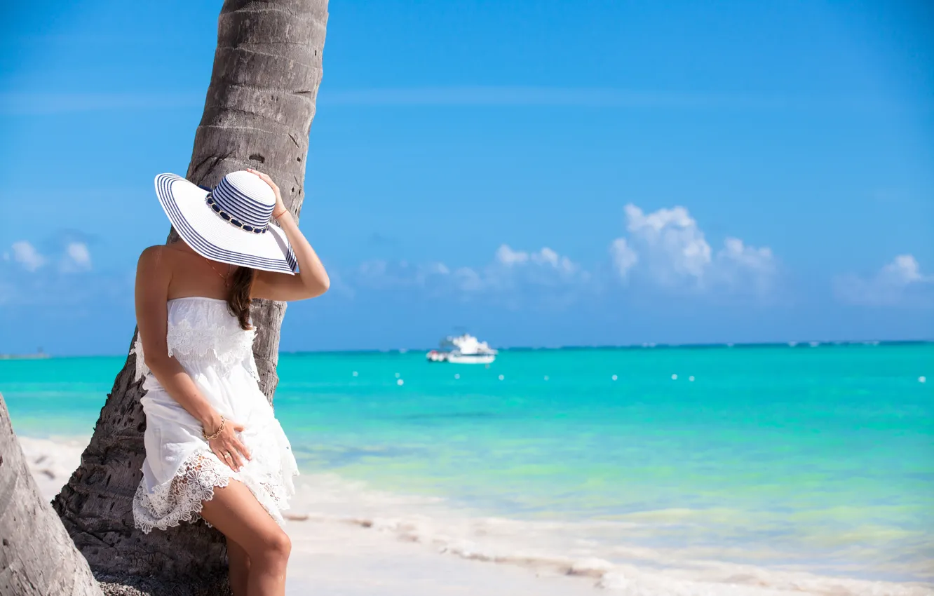 Фото обои море, пляж, девушка, солнце, поза, шляпа, фигура, платье