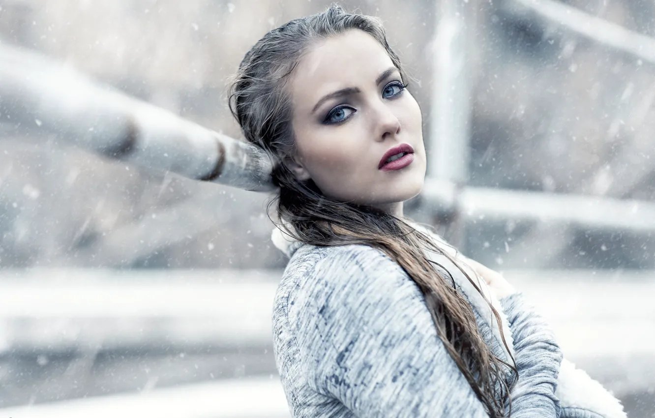 Фото обои girl, wet, photo, photographer, blue eyes, snow, model, bokeh