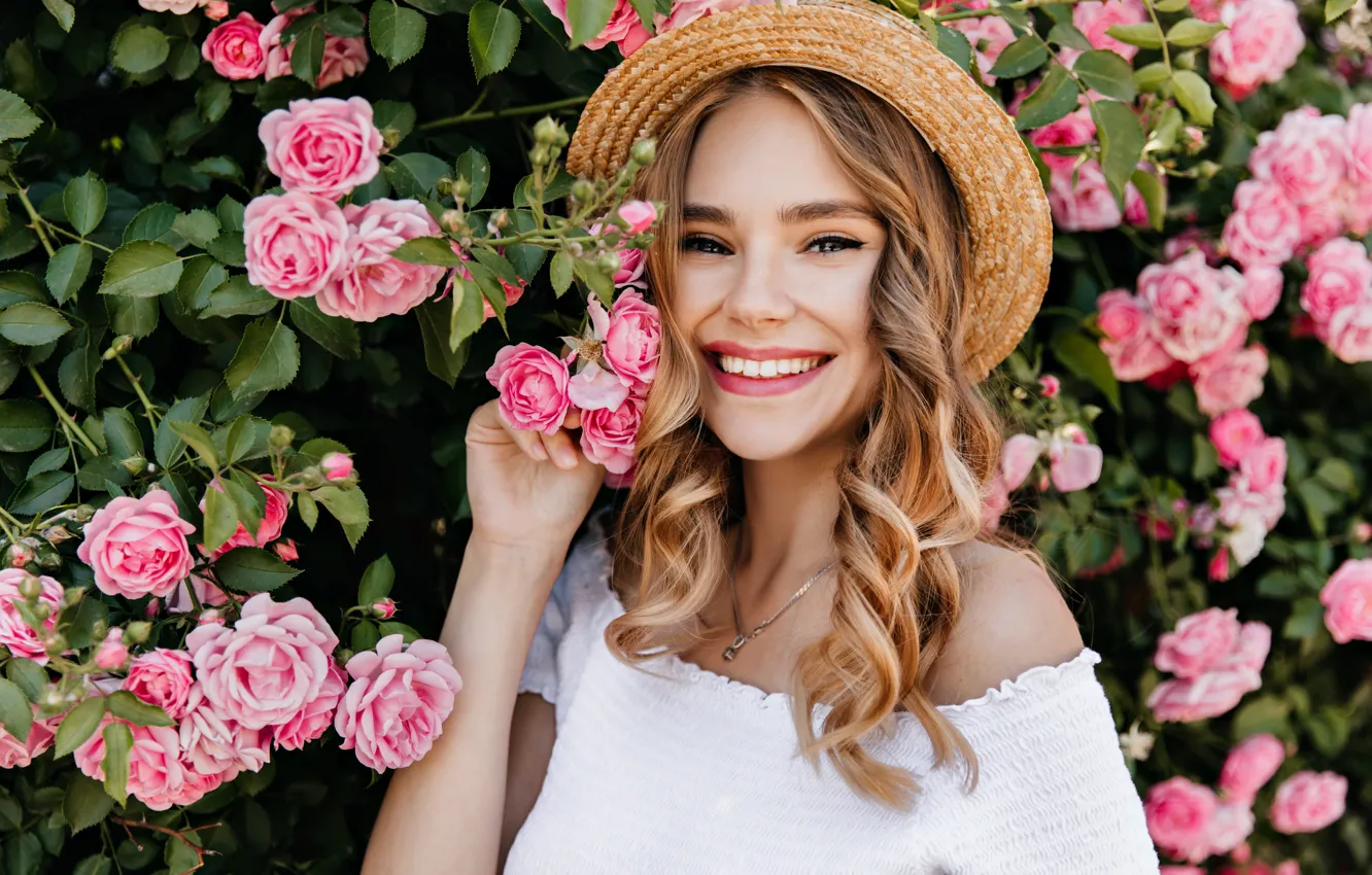 Фото обои взгляд, девушка, цветы, лицо, улыбка, настроение, розы, шляпка