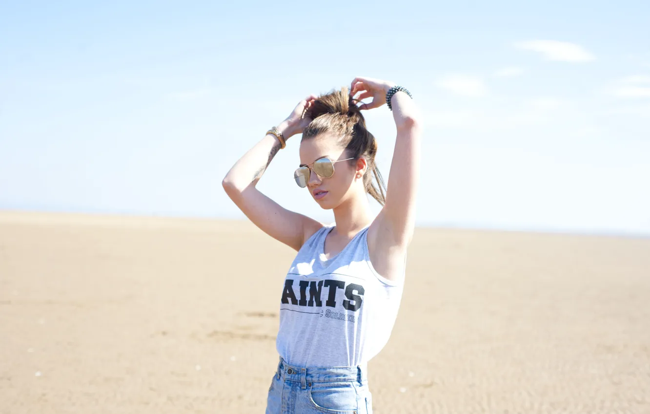 Фото обои girl, desert, woman, model, sand, tattoo, female, sunglasses