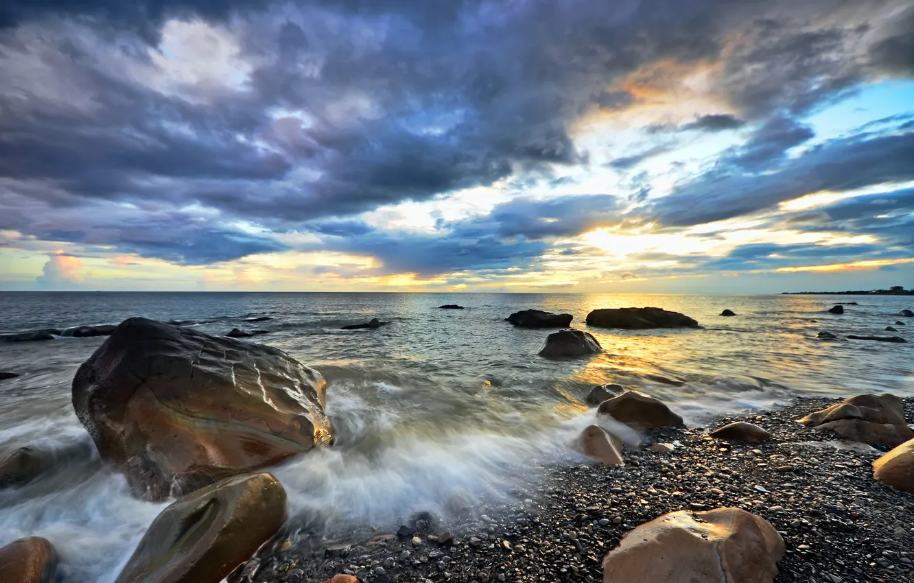 Фото обои море, пляж, облака, закат, галька, камни, горизонт