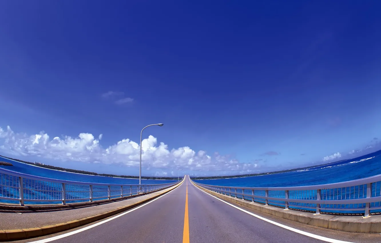 Фото обои дорога, облака, мост, разметка, голубой, линия, фонарь, перила