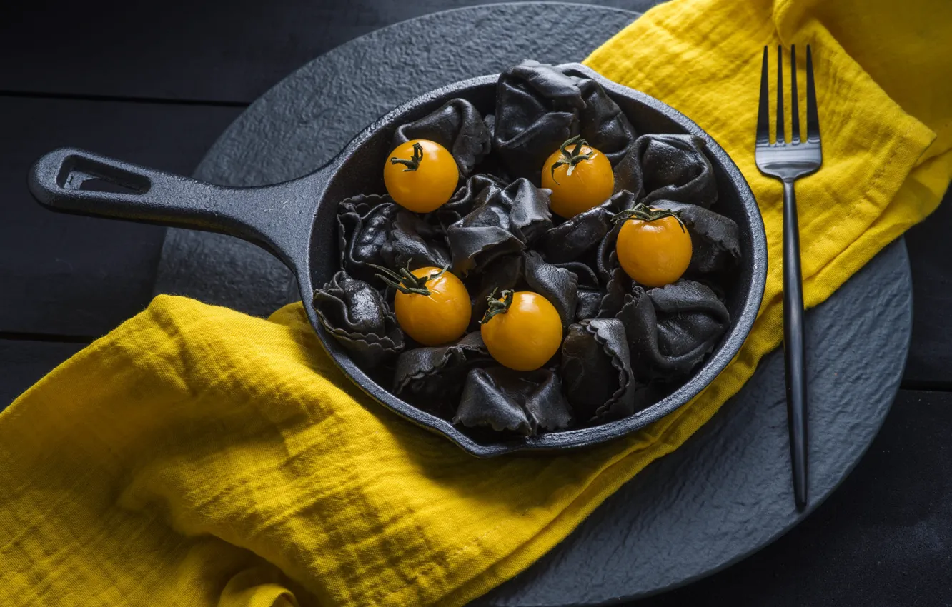 Фото обои желтый, темный фон, стол, черный, стильно, еда, полотенце, вилка