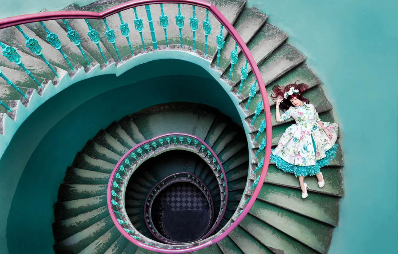 Фото обои девушка, лестница, ступени