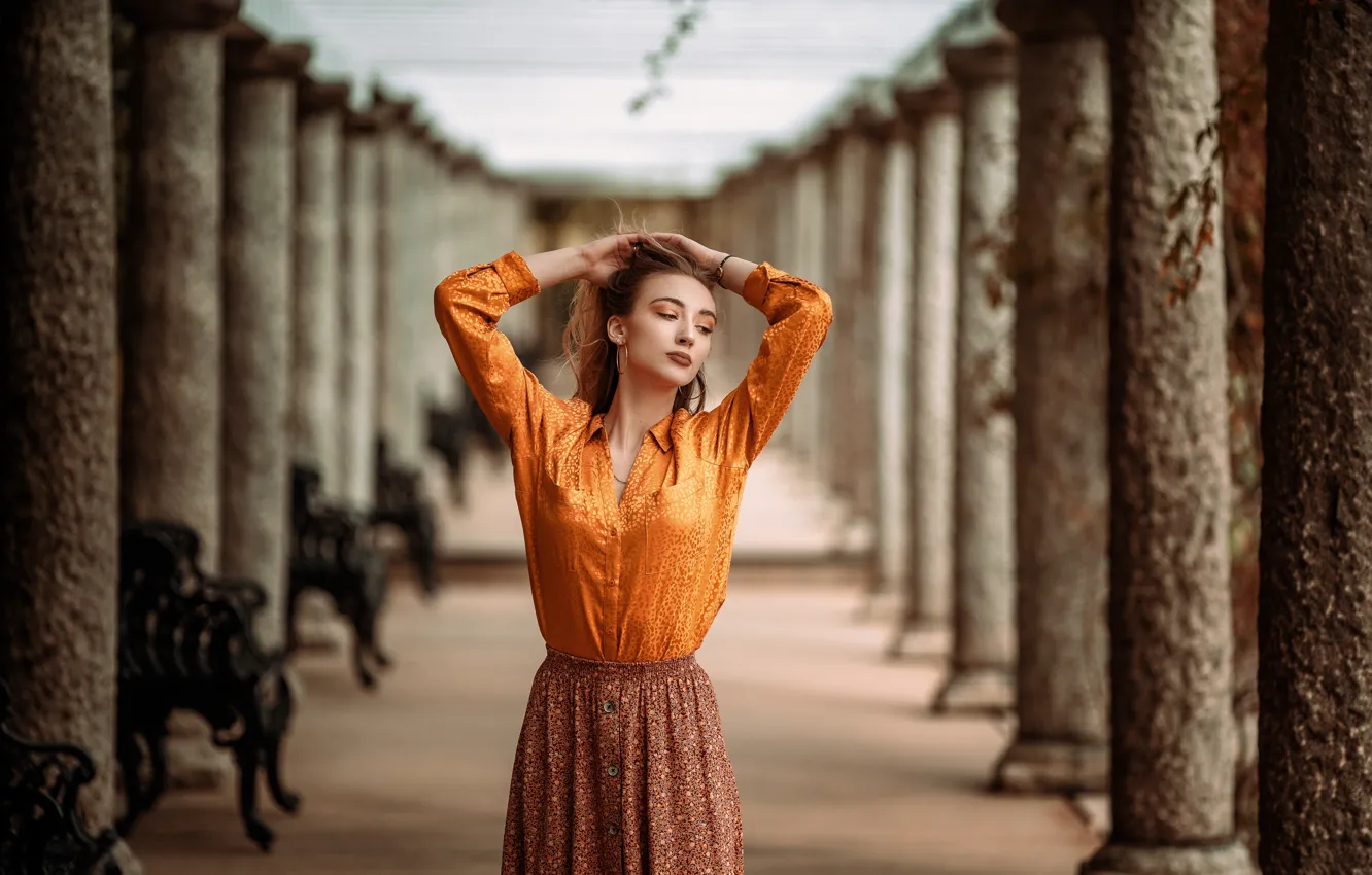 Фото обои девушка, поза, юбка, руки, колонны, блузка