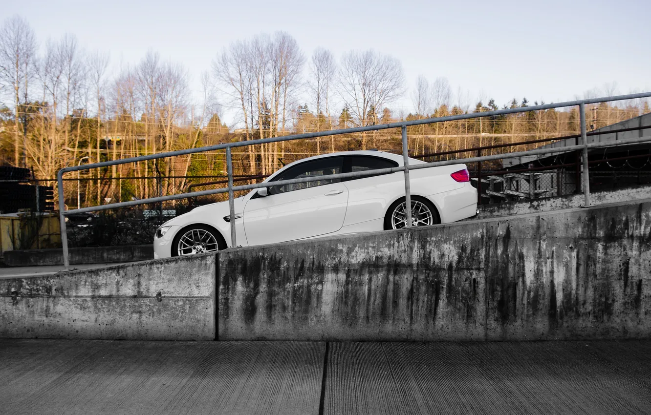 Фото обои белый, небо, деревья, бмв, BMW, профиль, white, e92