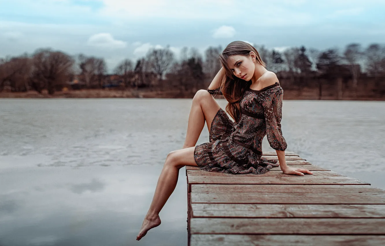 Фото обои девушка, поза, озеро, модель, портрет, платье, ножки, sexy