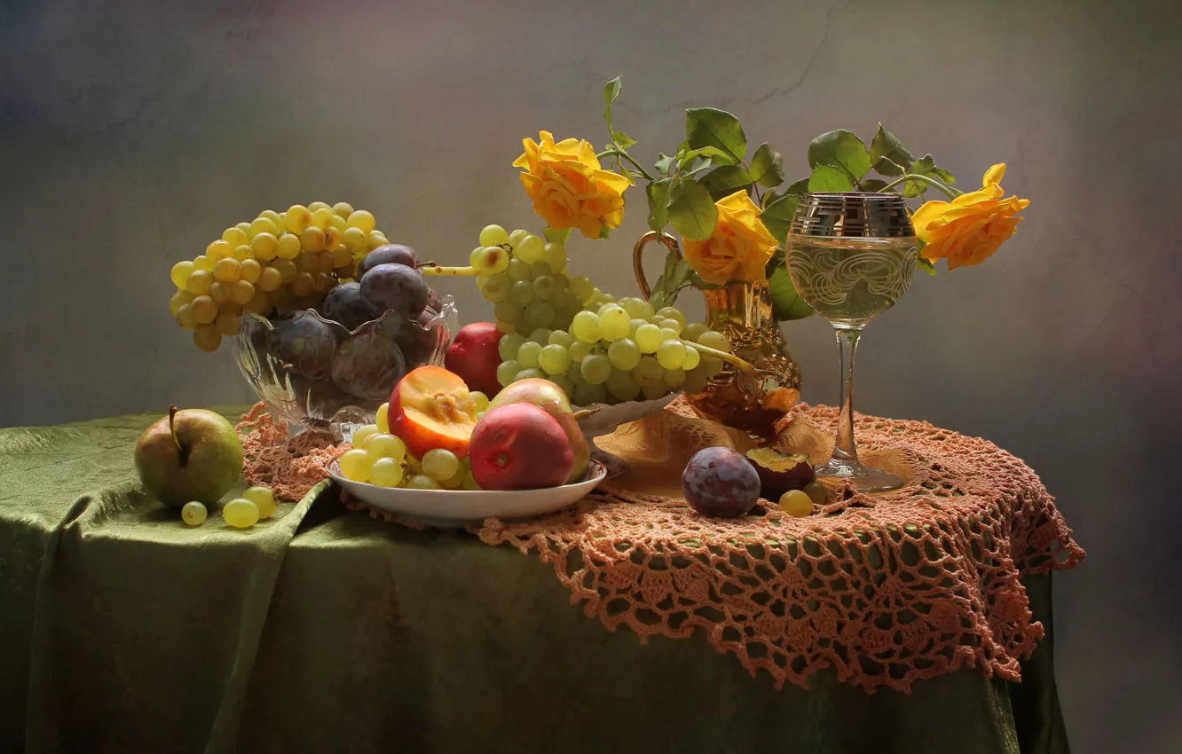 Фото обои бокал, яблоко, розы, виноград, фрукты, натюрморт, персики, слива
