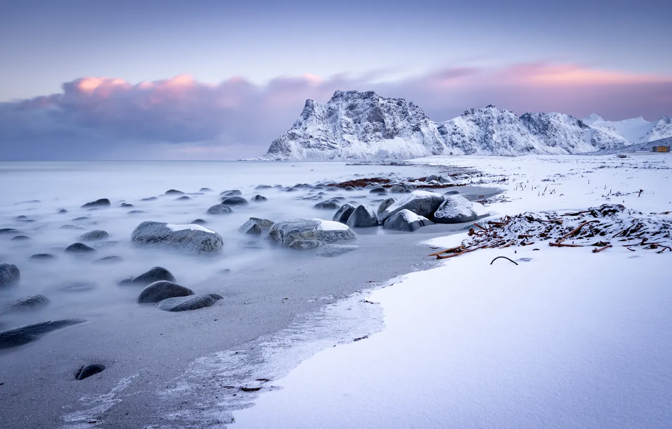 Фото обои зима, облака, свет, снег, горы, камни, скалы, берег
