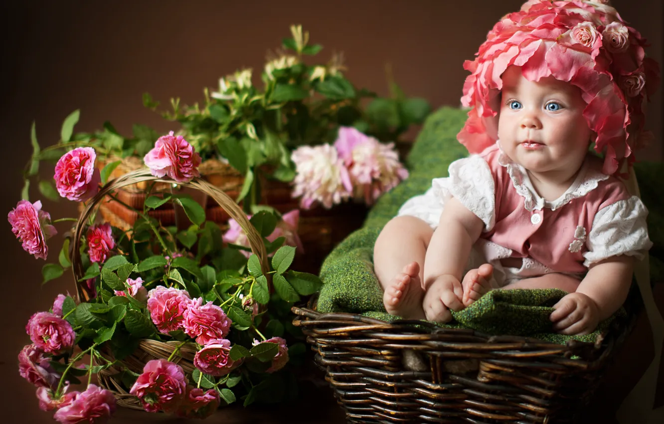 Фото обои цветы, дети, розы, малыш, девочка, ребёнок, корзины, Анна Леванкова