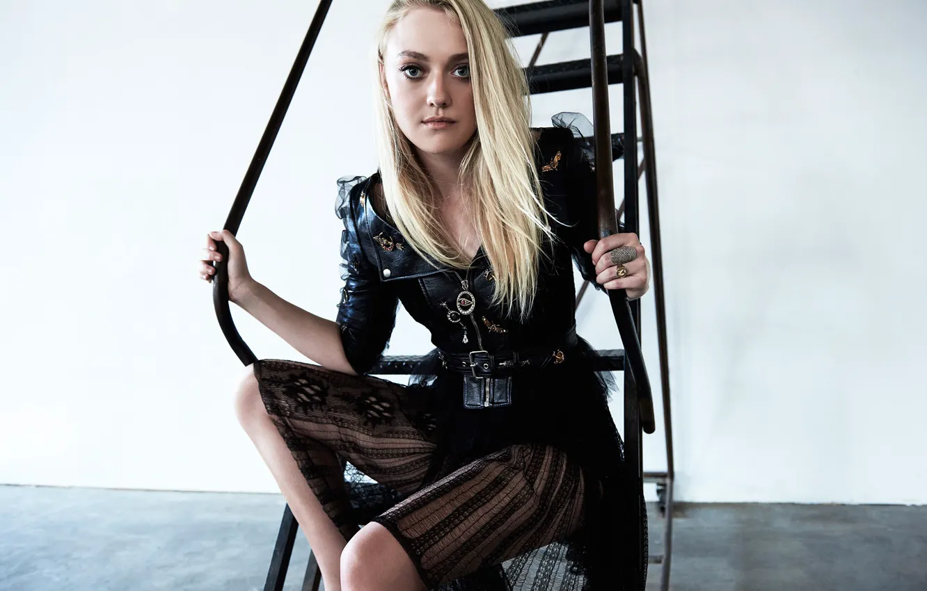 Фото обои взгляд, девушка, поза, куртка, лестница, Dakota Fanning