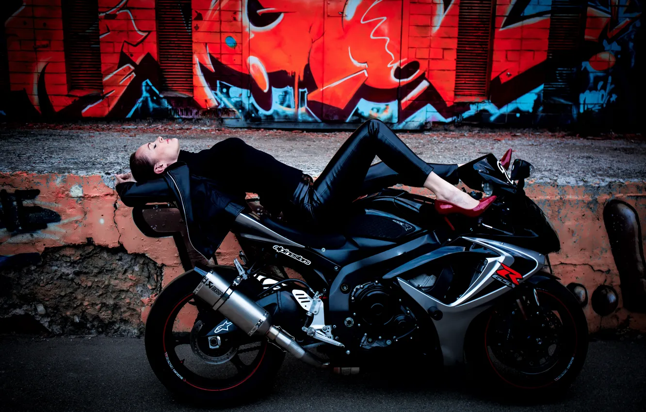 Фото обои девушка, поза, граффити, мотоцикл, Suzuki GSX-R