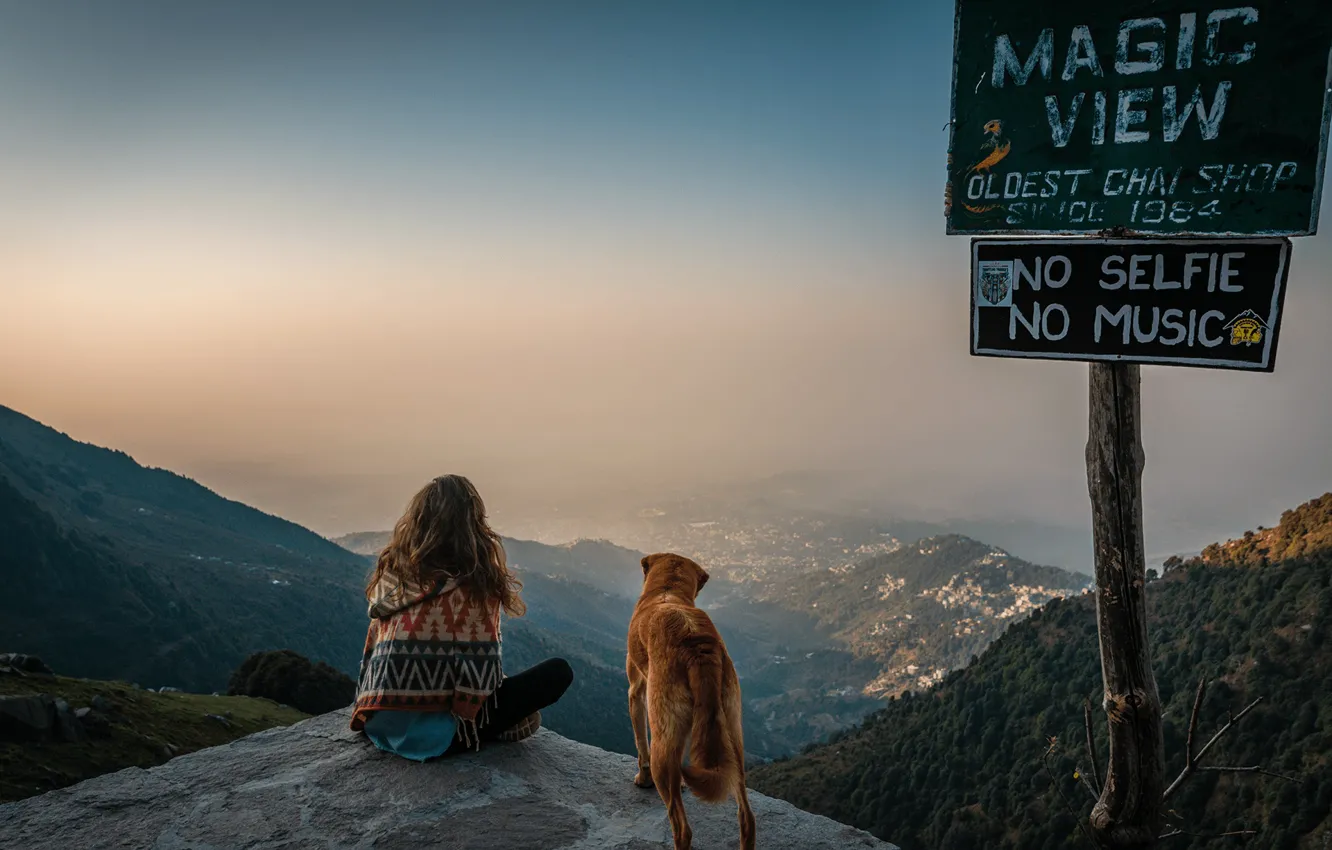 Фото обои девушка, горы, знак, собака, Exploring Triund