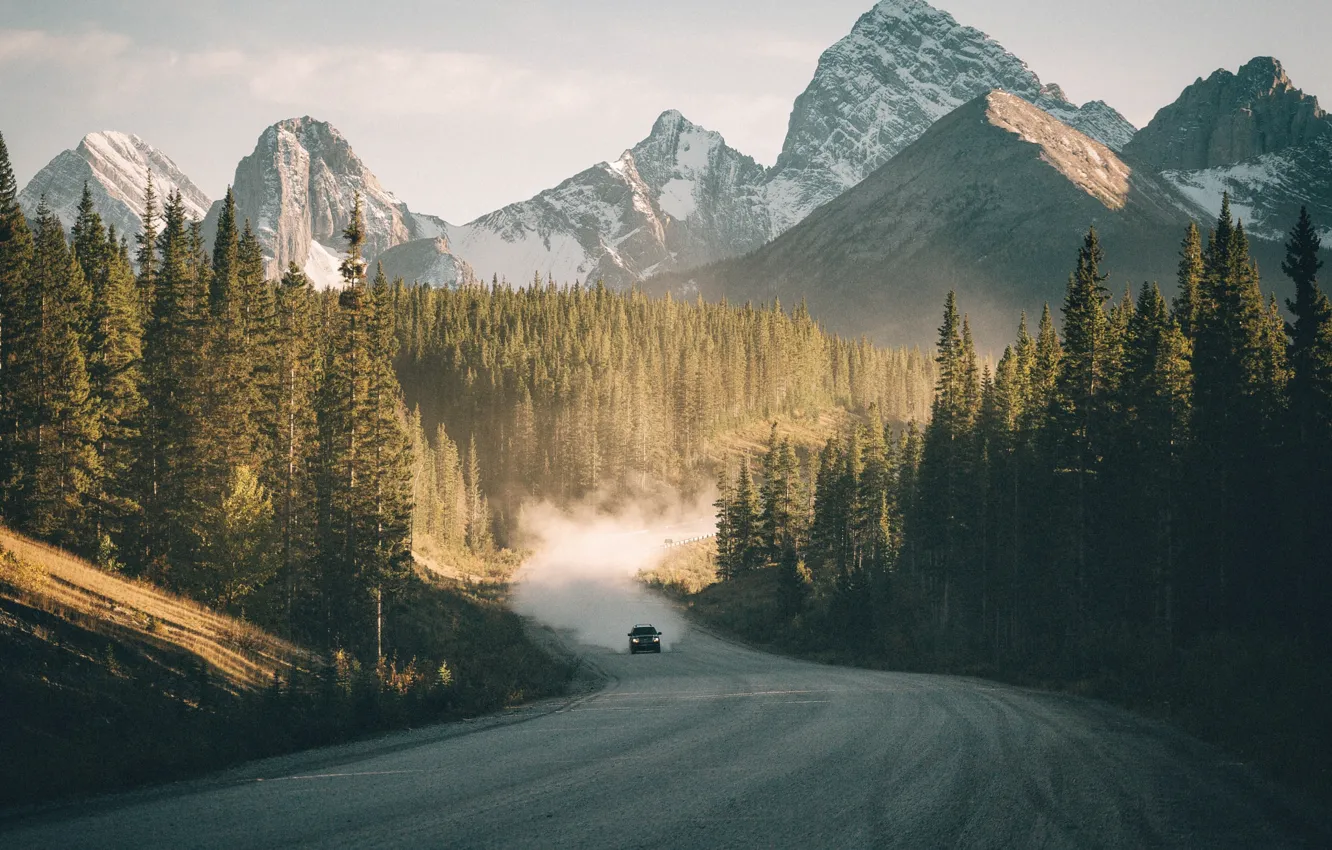Фото обои дорога, машина, лес, горы