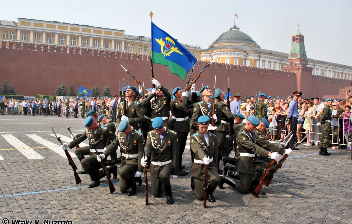 Фото обои КРАСНАЯ, ТОЛПА, ВДВ, ДЕСАНТНИКИ, ГОЛУБЫЕ БЕРЕТЫ, ФЛАГ ВДВ, ПАРАД, НАРОД