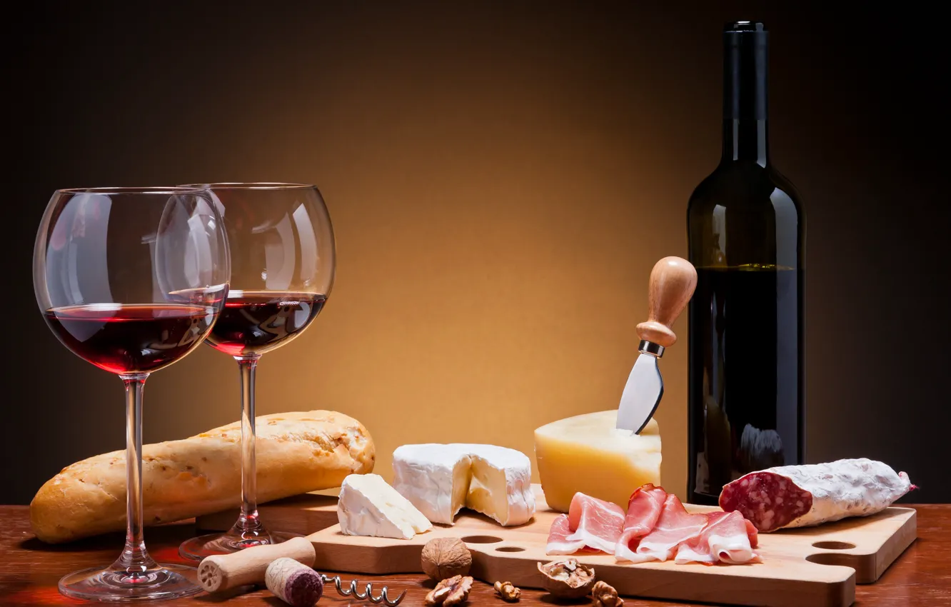 Фото обои вино, красное, бутылка, сыр, бокалы, хлеб, мясо, колбаса