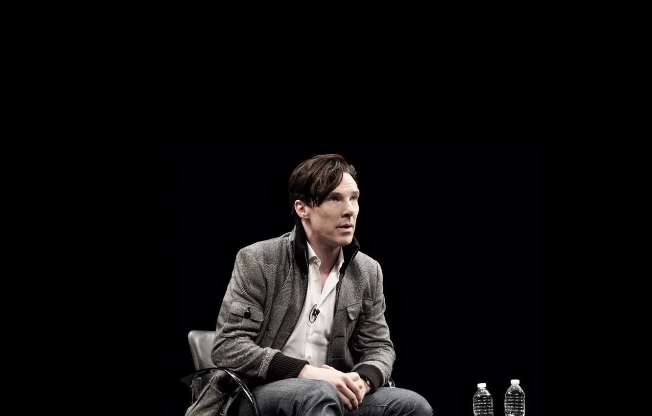 Фото обои бутылки, сидит, Бенедикт Камбербэтч, Benedict Cumberbatch, интервью, британский актер