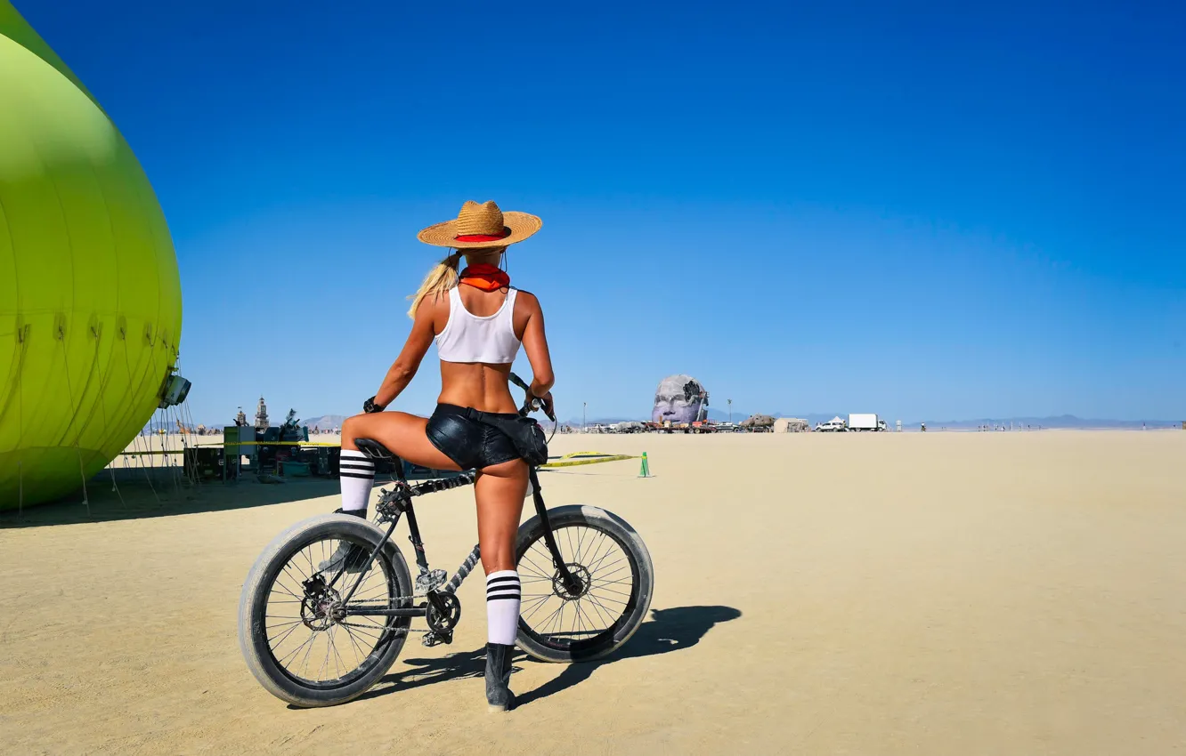 Фото обои девушка, велосипед, поза, шляпа, фигура, шортики