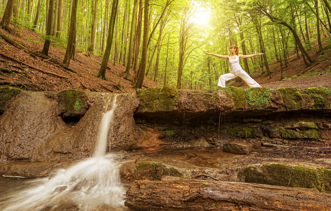 Фото обои лес, девушка, солнце, деревья, природа, поза, гимнастика, водопад