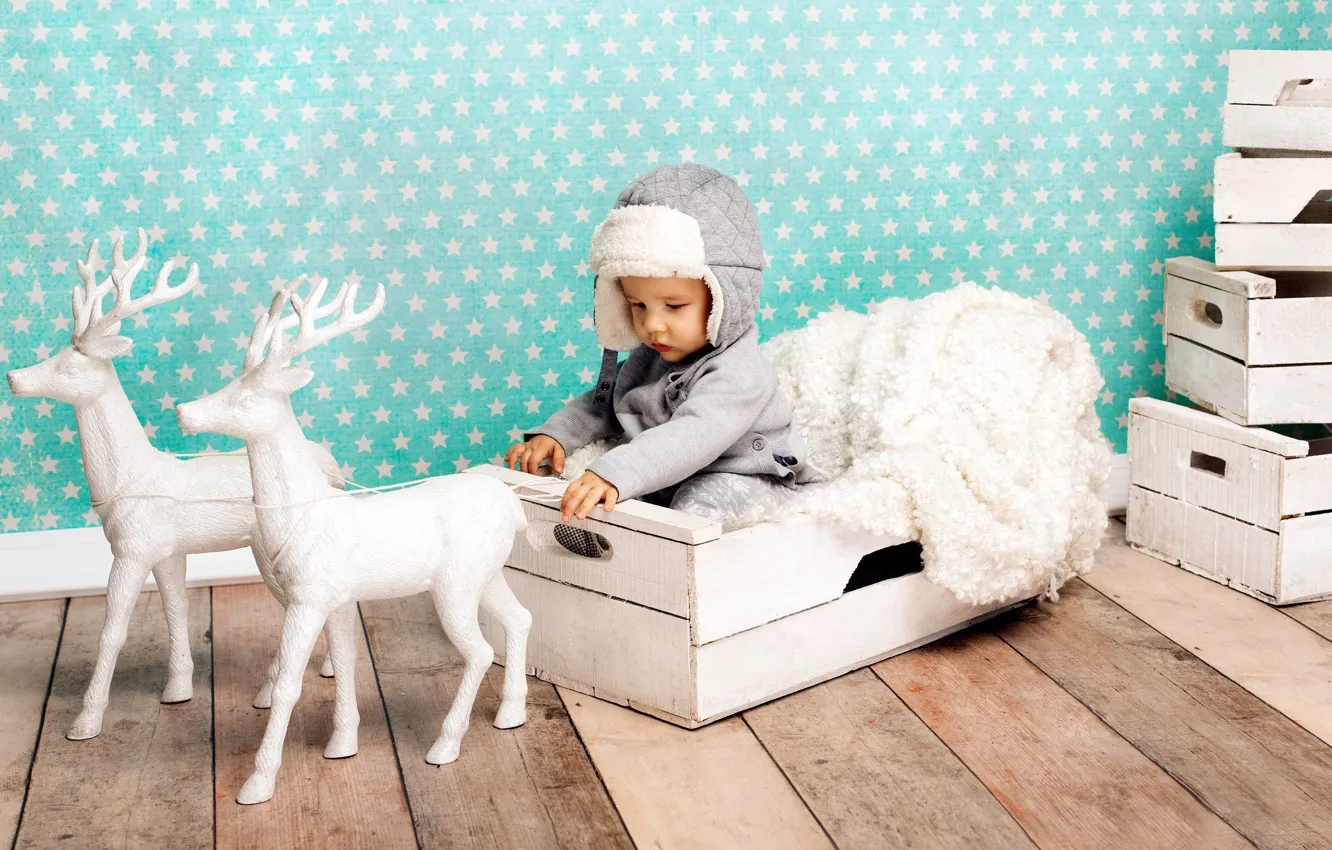 Фото обои шапка, новый год, ребенок, мальчик, малыш, олени, сидит