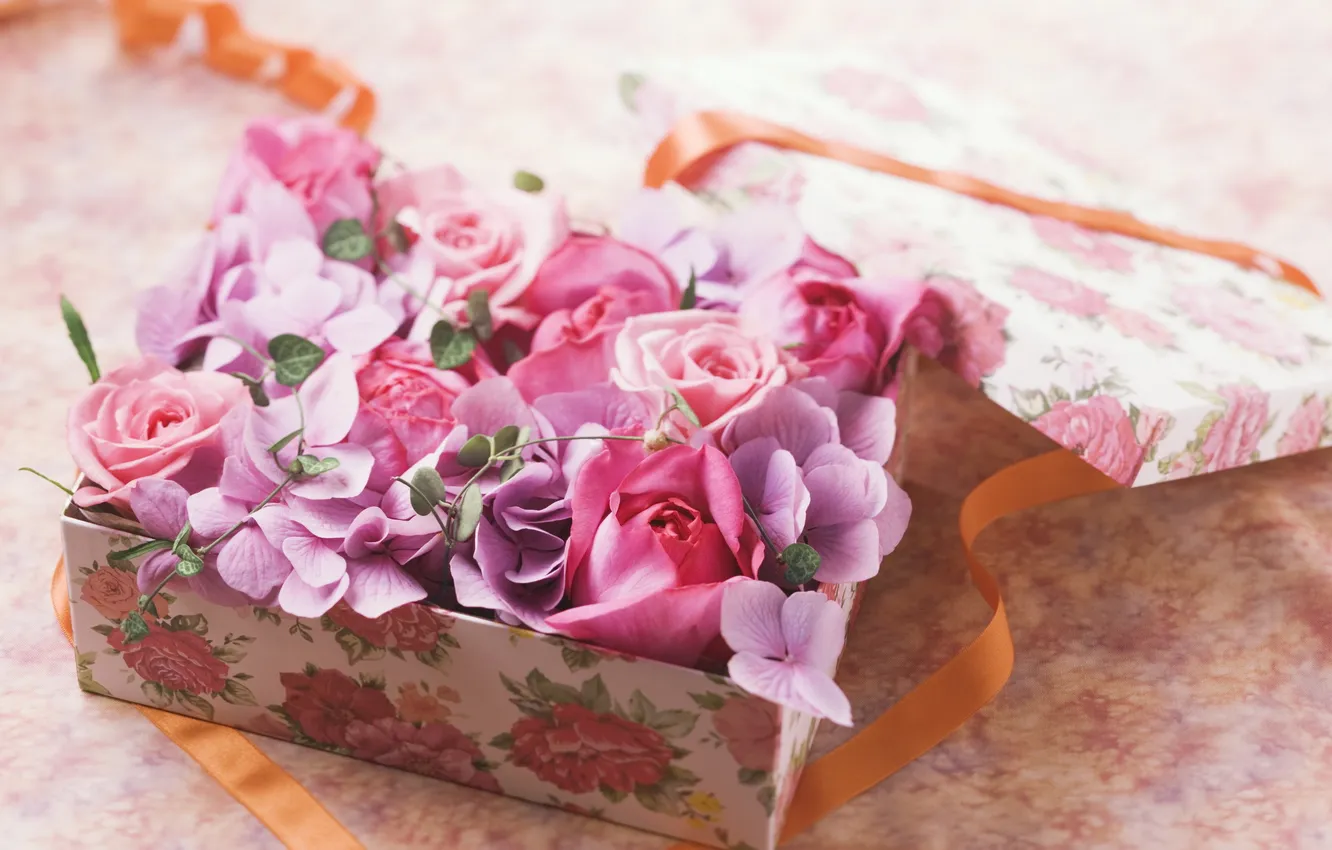 Фото обои цветы, коробка, оранжевая, лента, розовые, ленточка, сиреневые, малиновые