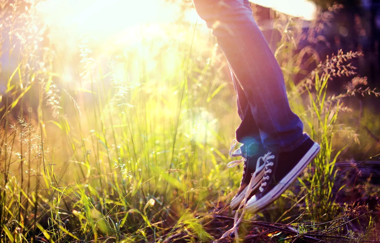 Фото обои лето, трава, прыжок, кеды, джинсы