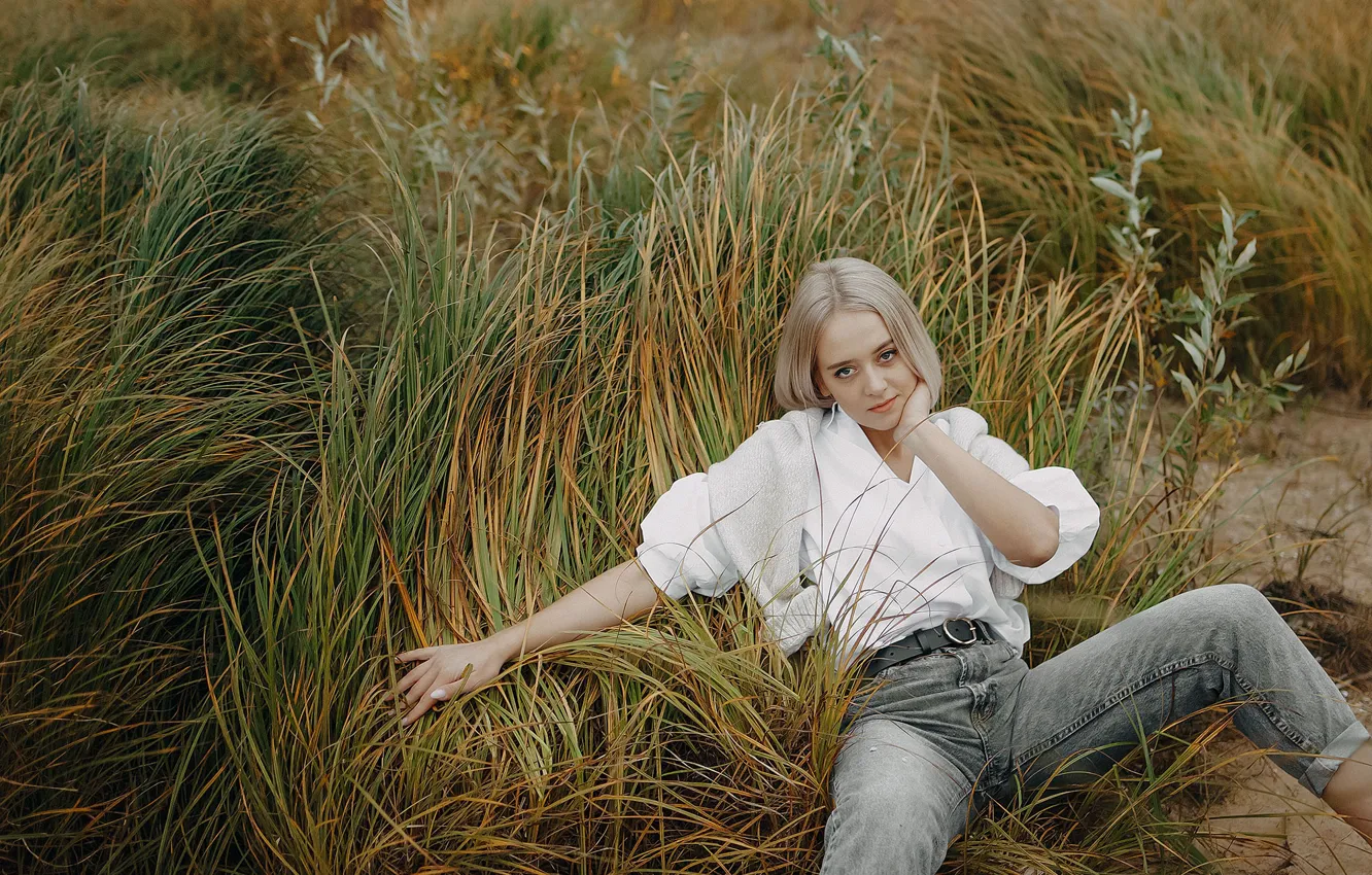 Фото обои трава, взгляд, девушка, природа, поза, джинсы, блондинка, блузка