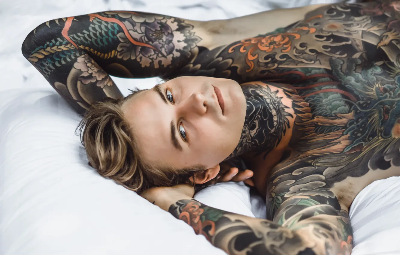 Фото обои глаза, взгляд, кровать, тату, татуировки, man, tattoo, блондин