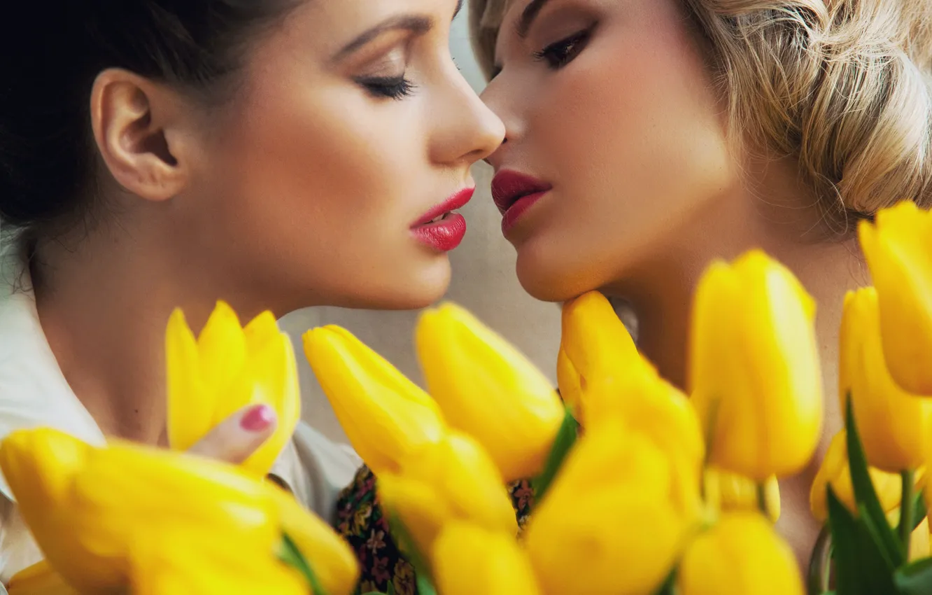 Фото обои цветы, девушки, поцелуй, лица