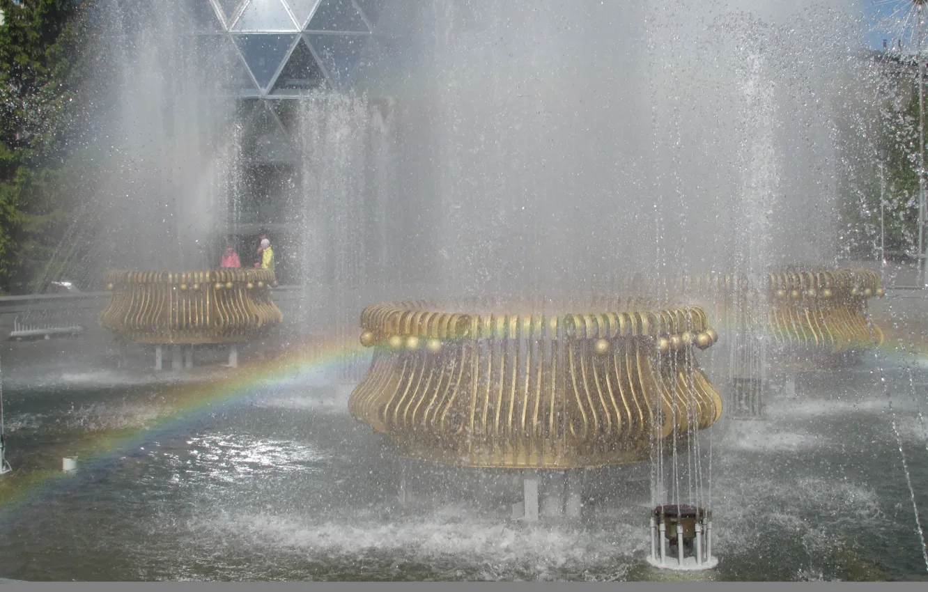 Фото обои брызги, радуга, фонтан