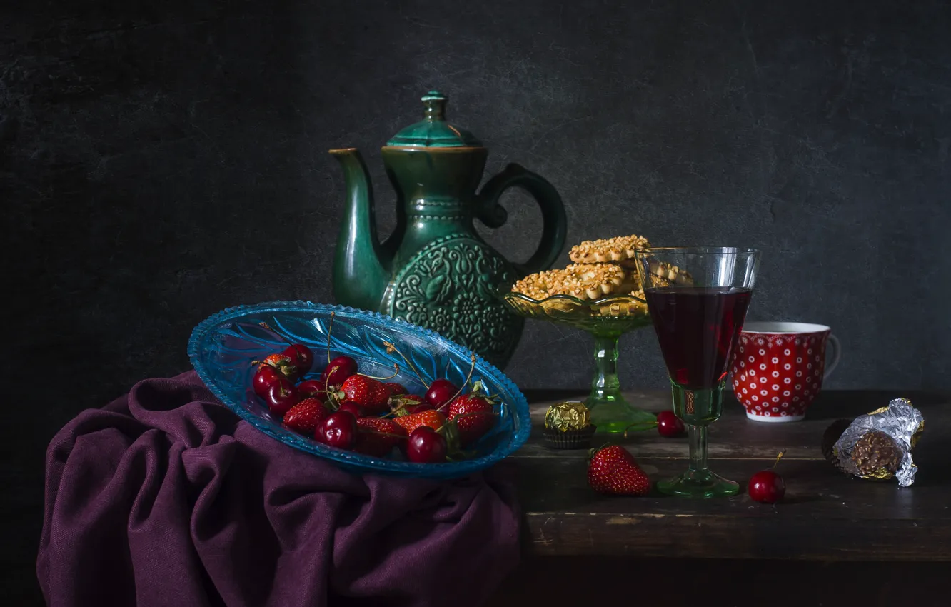 Фото обои вишня, ягоды, стол, вино, бокал, печенье, клубника, тарелка