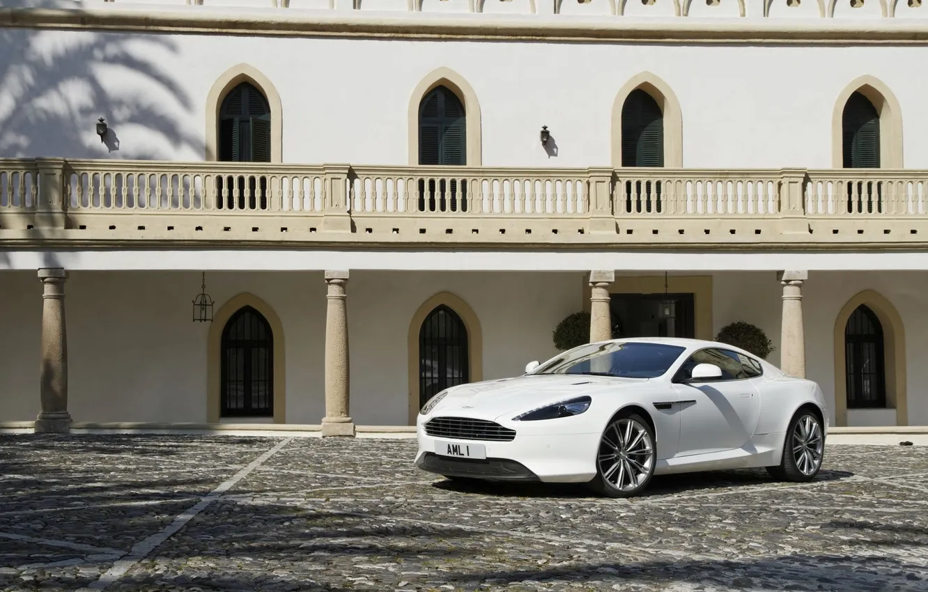 Фото обои Aston Martin, Белый, Машина, Брусчатка, День, Здание, Астон Мартин