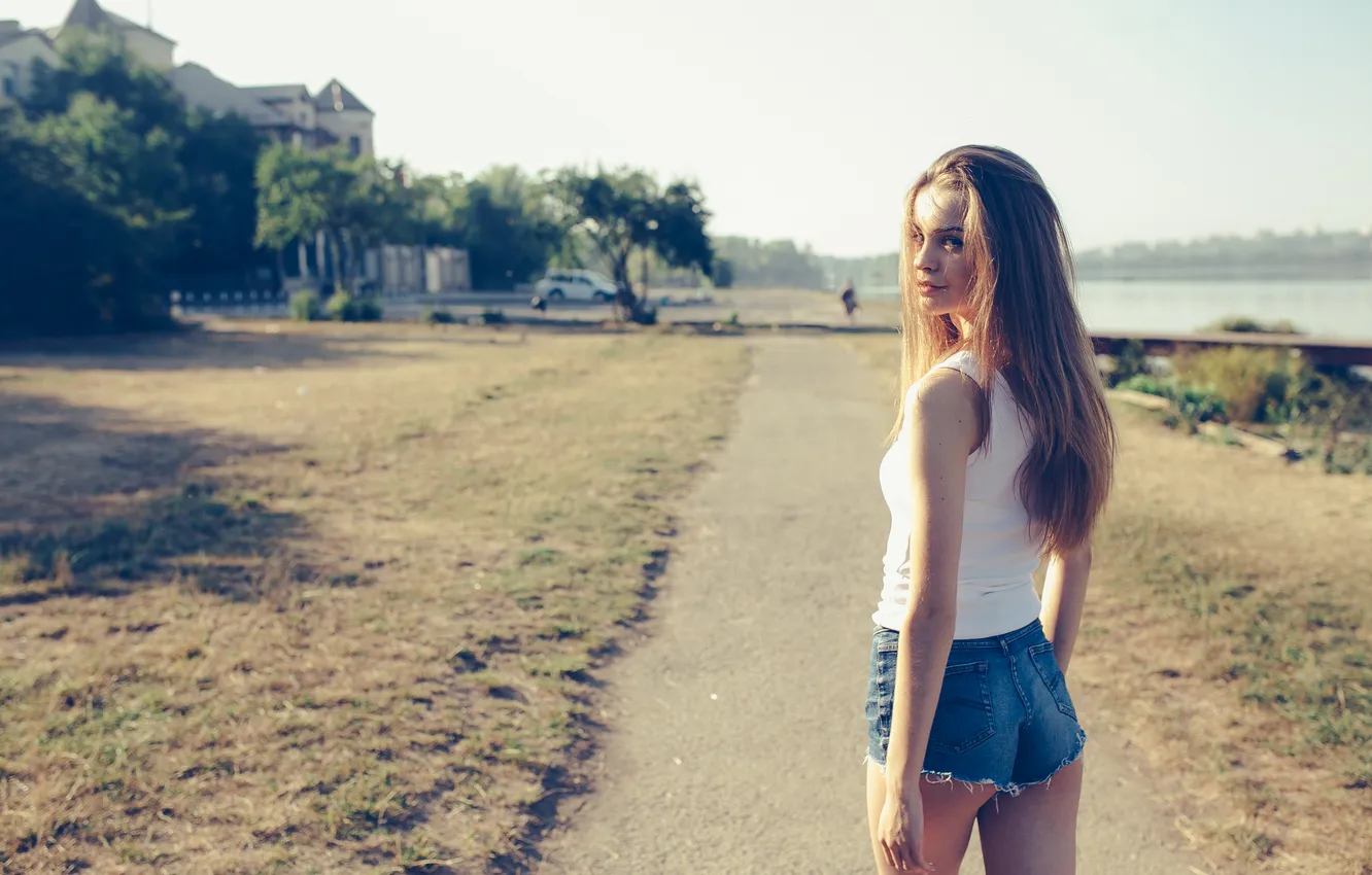 Фото обои girl, shorts, long hair, model, cute, tank top