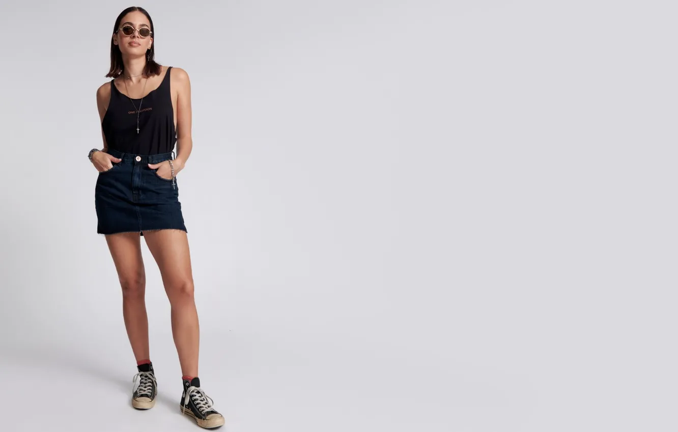 Фото обои girl, model, brunette, glasses, skirt, sneakers, tank top