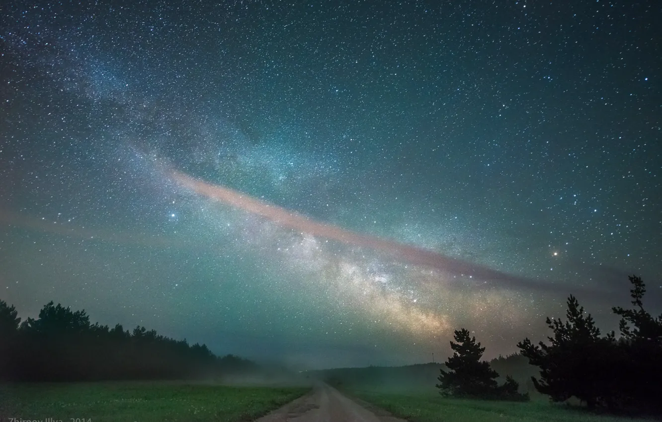 Фото обои дорога, небо, звезды, деревья, ночь, поля, млечный путь, леса
