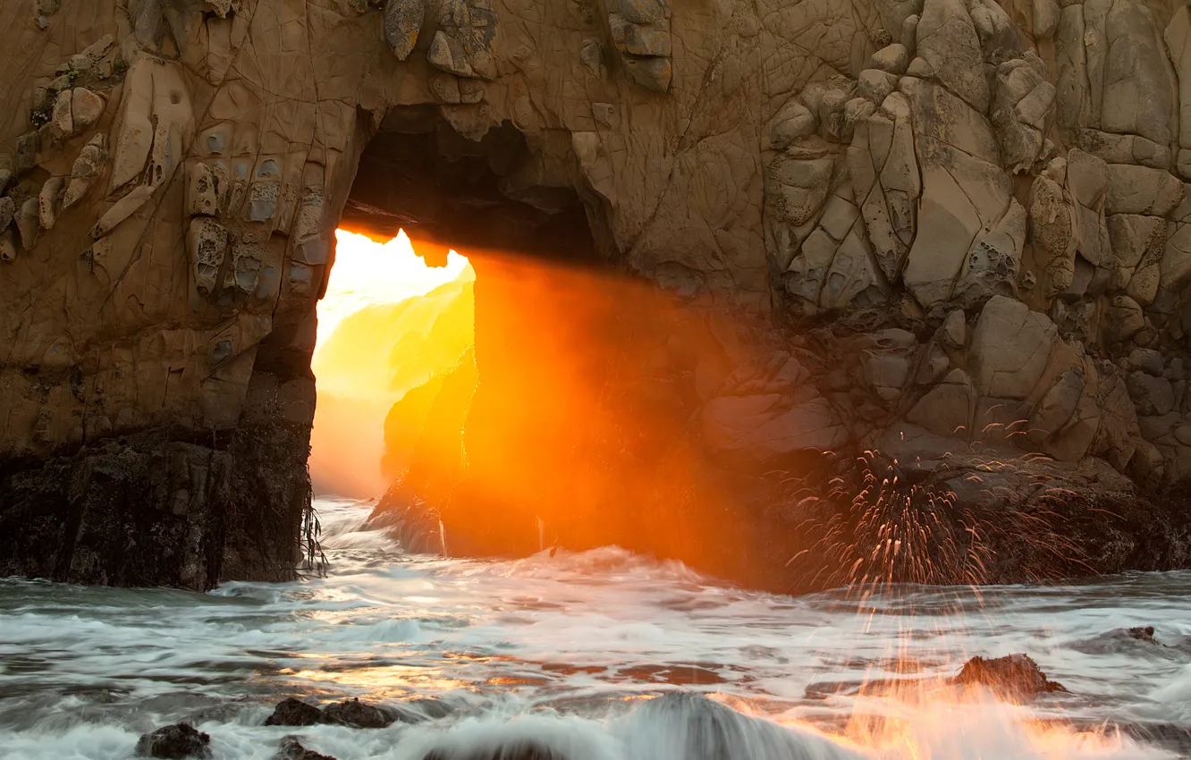 Фото обои море, волны, солнце, свет, брызги, природа, скала, камни