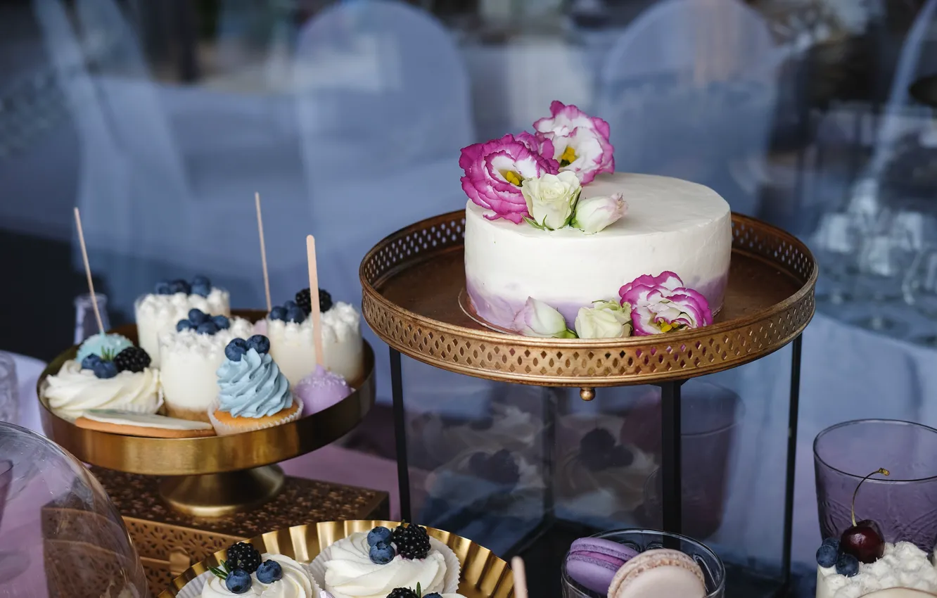 Фото обои цветы, торт, крем, пирожные, боке, кексы, оформление, эустома