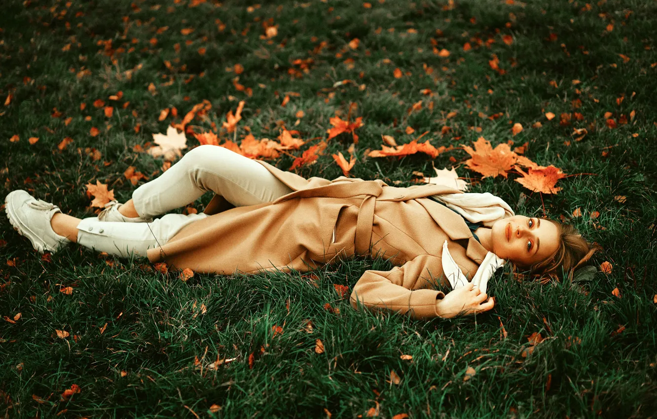 Фото обои осень, взгляд, листья, поза, улыбка, модель, портрет, джинсы