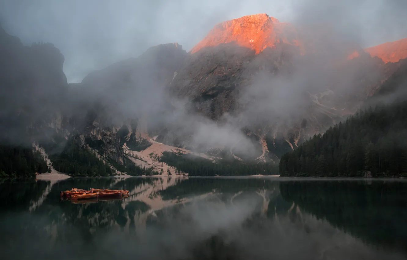 Фото обои лес, горы, туман, отражение, скалы, берег, вершины, лодки