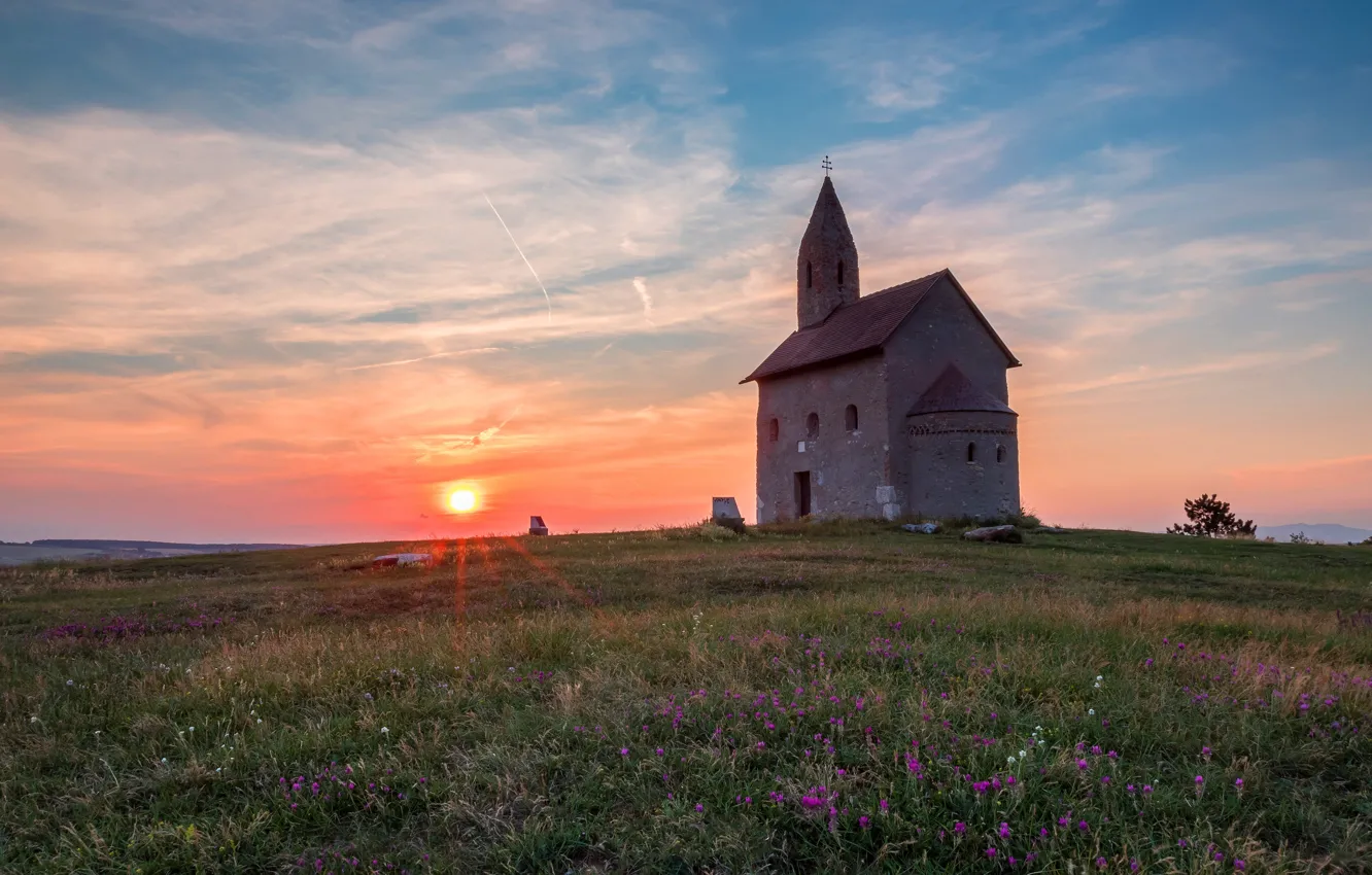 Замок поле. Обои на рабочий стол часовней на острове. Chapel Wallpaper.