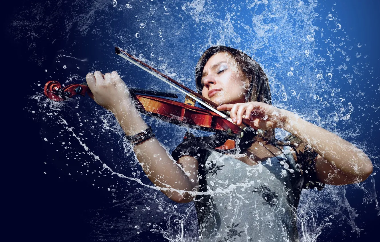 Фото обои вода, девушка, брызги, музыка, скрипка, брюнетка, смычок, скрипачка