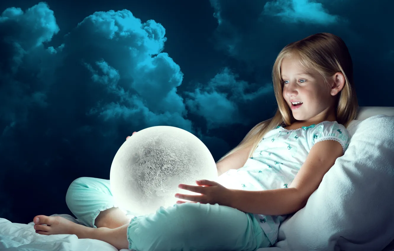 Фото обои облака, радость, луна, удивление, девочка, светильник