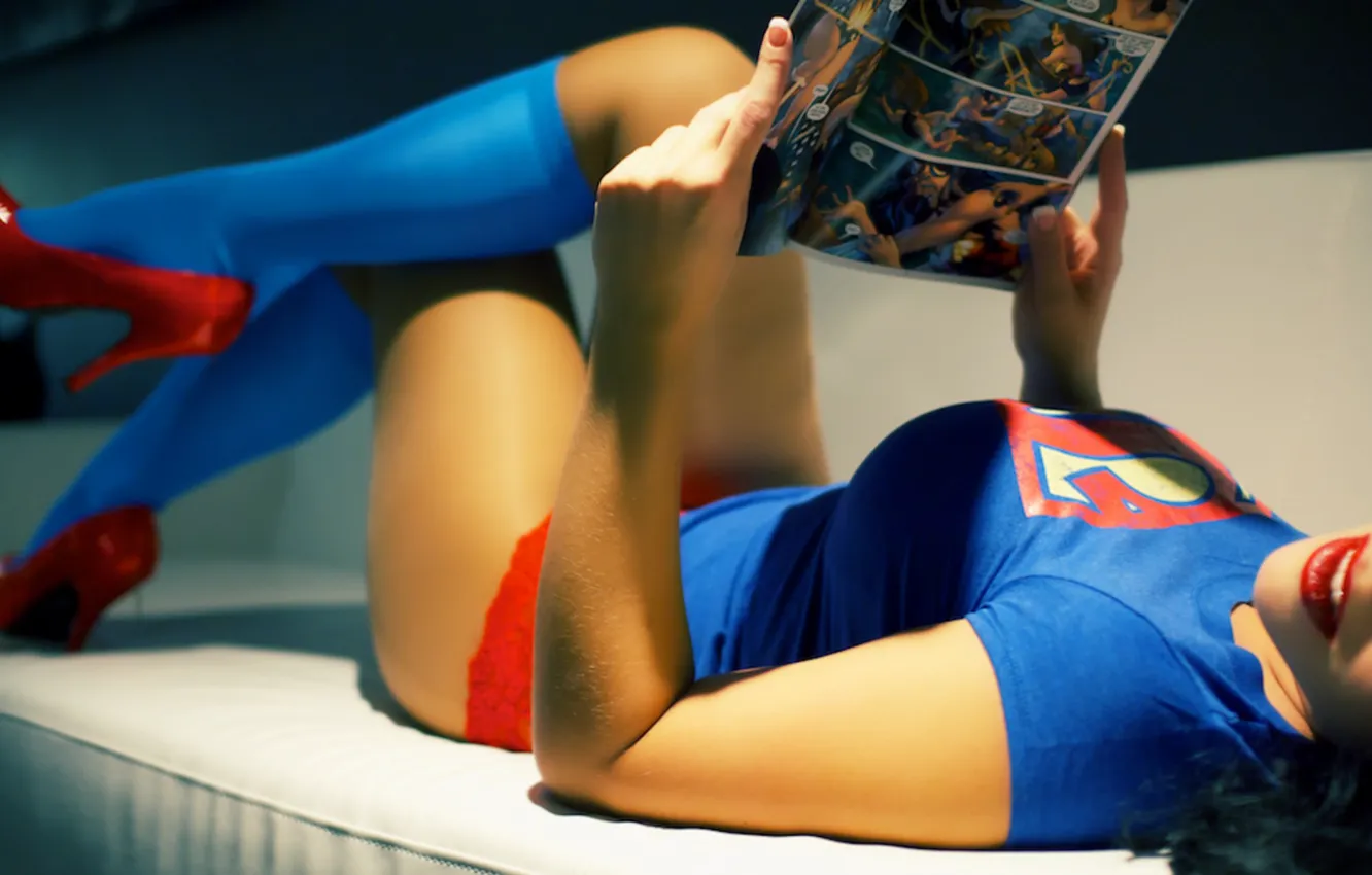 Фото обои девушка, трусики, лежит, красивая, супермен, читает