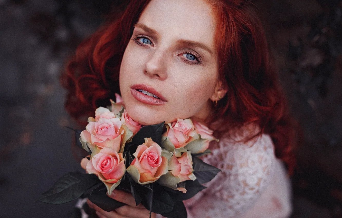 Фото обои взгляд, девушка, цветы, настроение, розы, рыжая, рыжеволосая