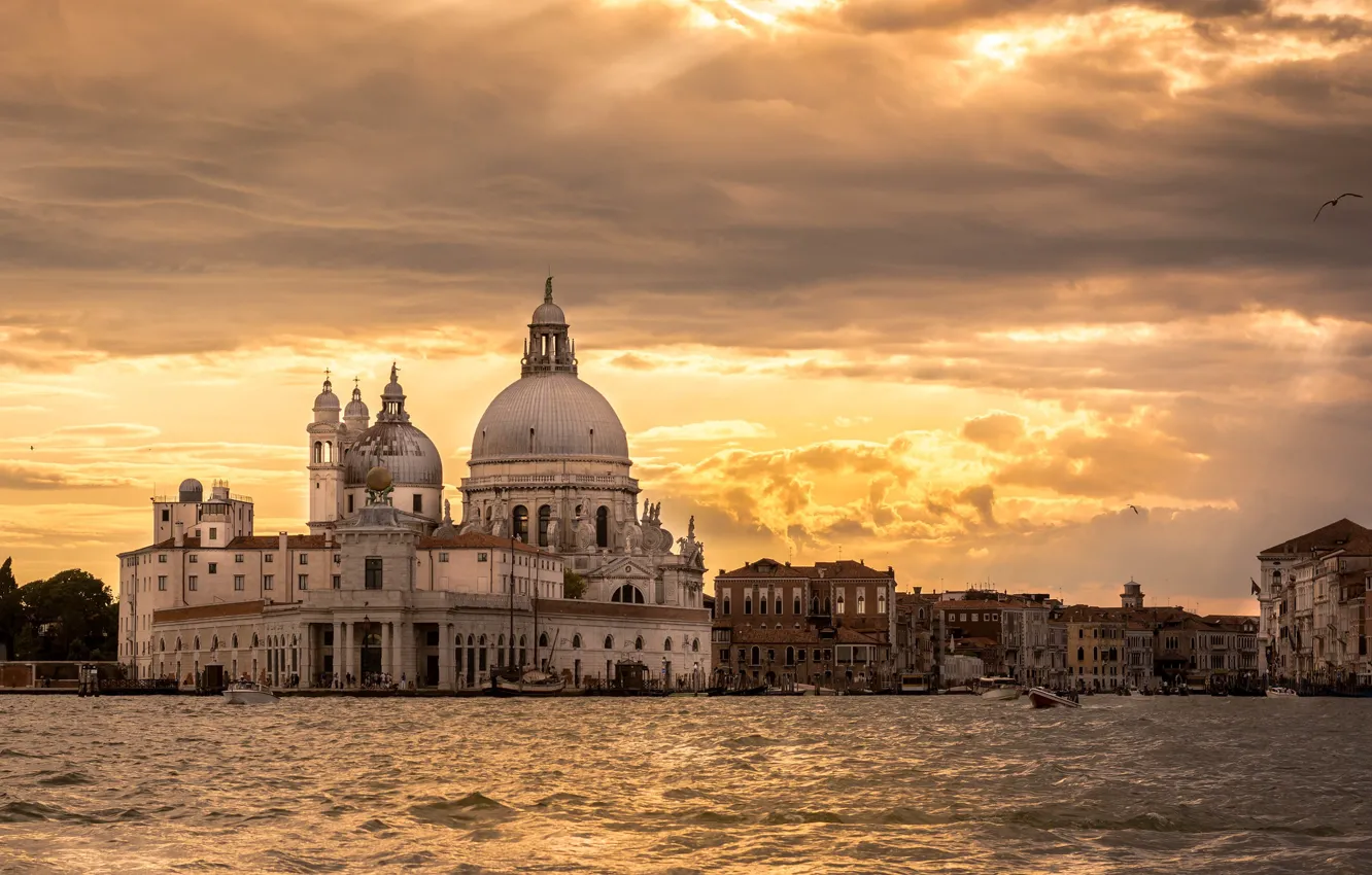 Фото обои небо, облака, свет, закат, город, берег, вид, здания