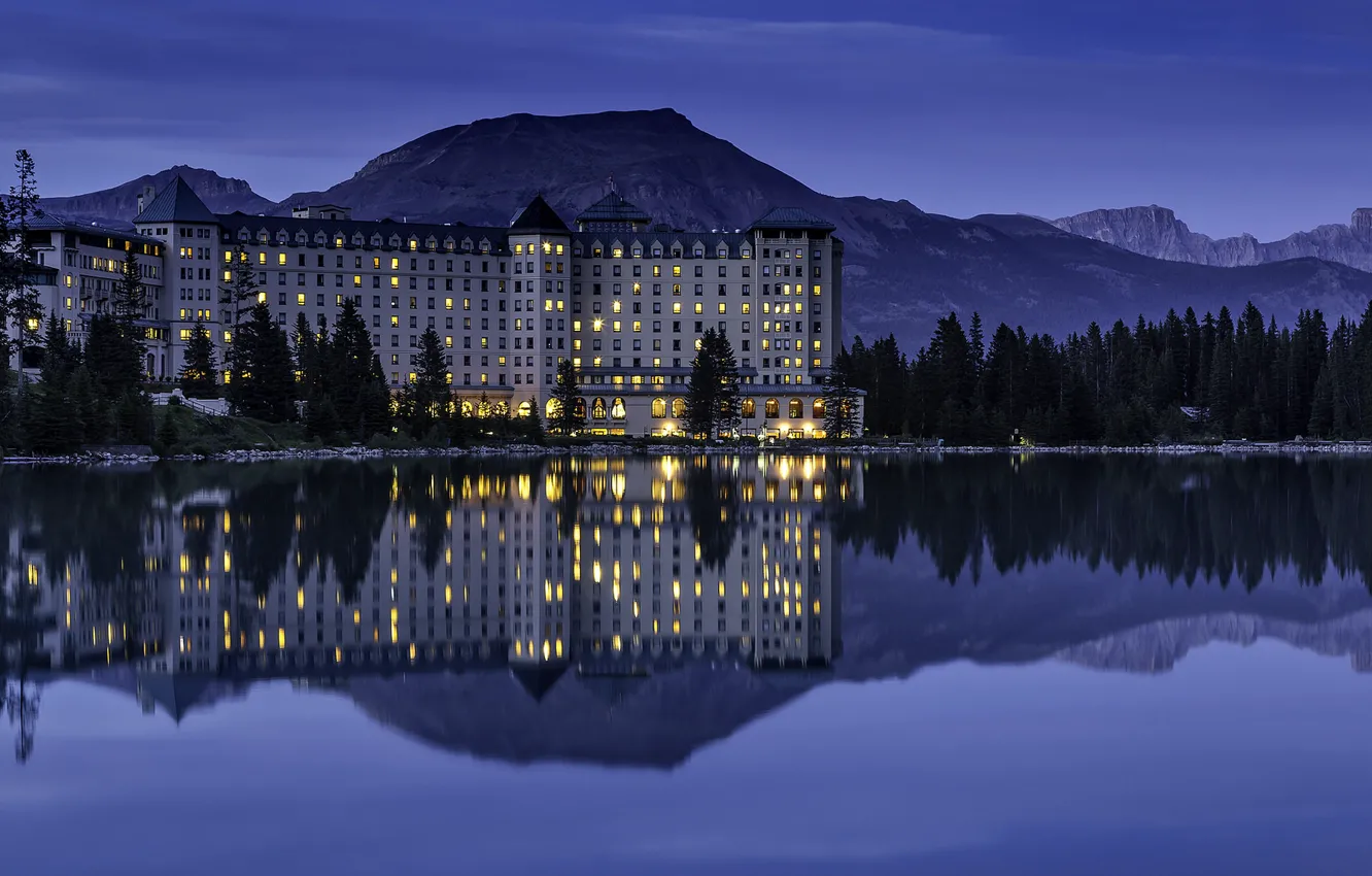 Фото обои горы, озеро, отражение, вечер, освещение, Канада, Альберта, отель